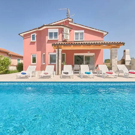 Nikol Semesterbostad Pula