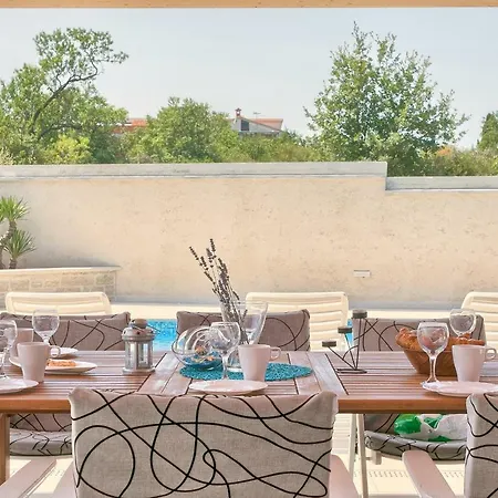 Nikol Semesterbostad Pula